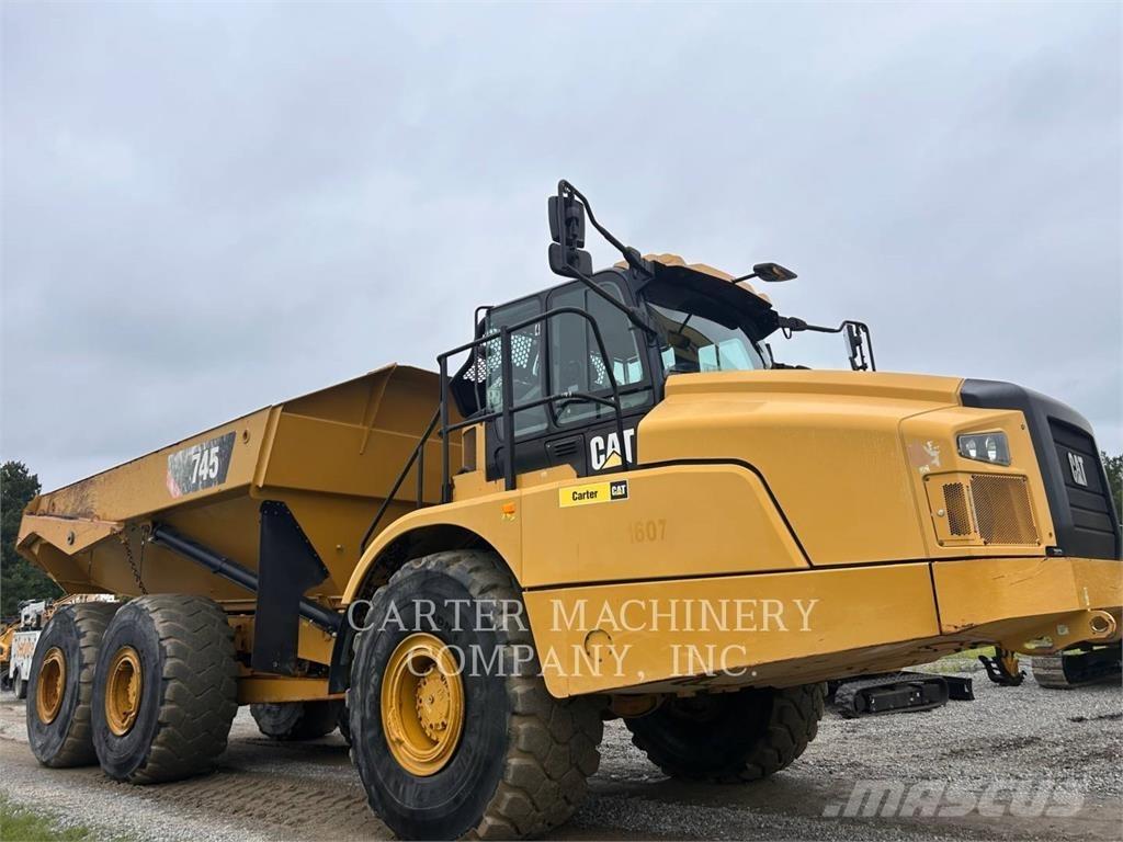 CAT 745 Terrængående lastbiler