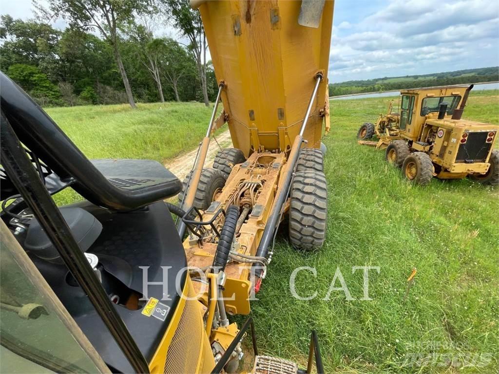 CAT 745-04 Terrængående lastbiler