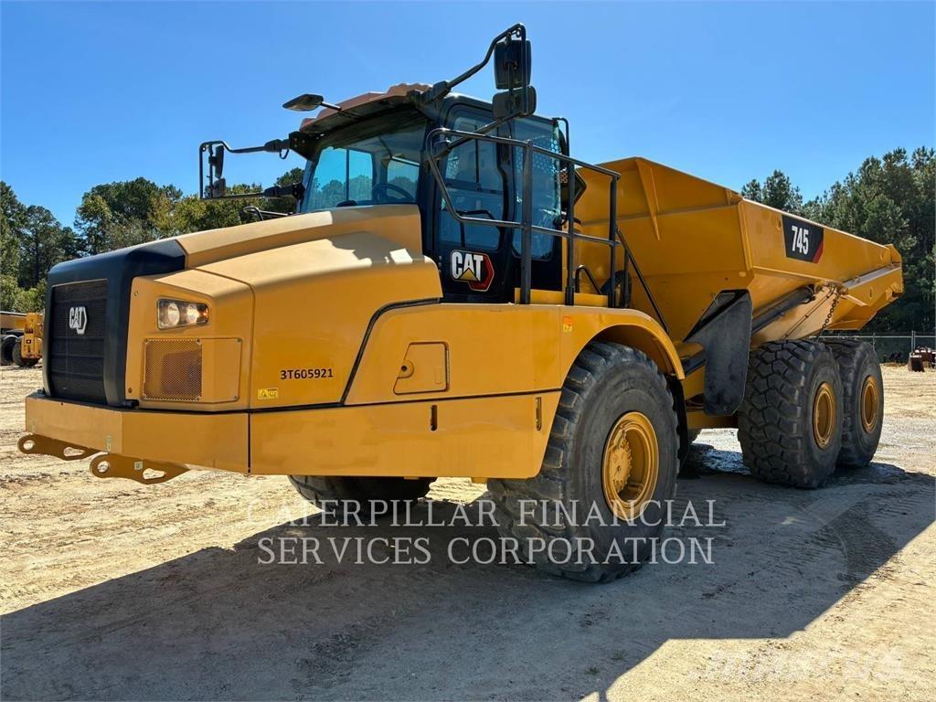 CAT 745-04 Terrængående lastbiler