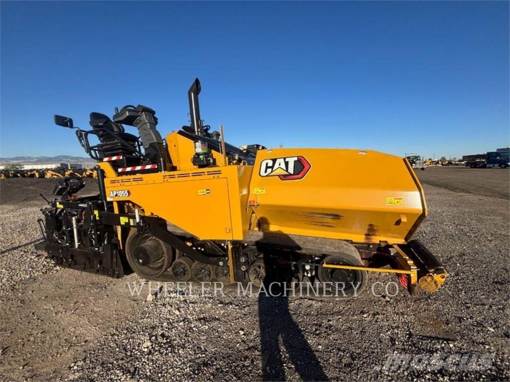 CAT AP1055 Asfaltudlæggere