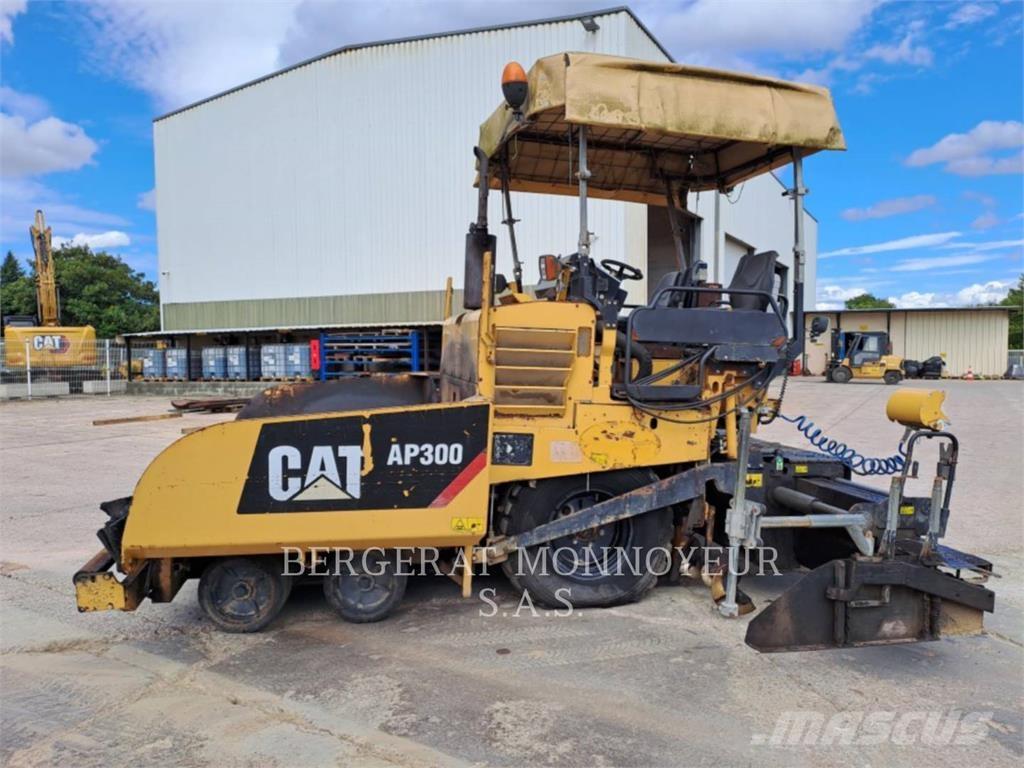 CAT AP300 Asfaltudlæggere