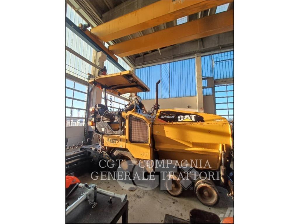 CAT AP300F Asfaltudlæggere