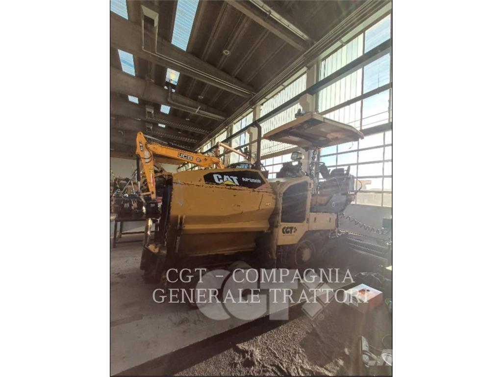 CAT AP300F Asfaltudlæggere