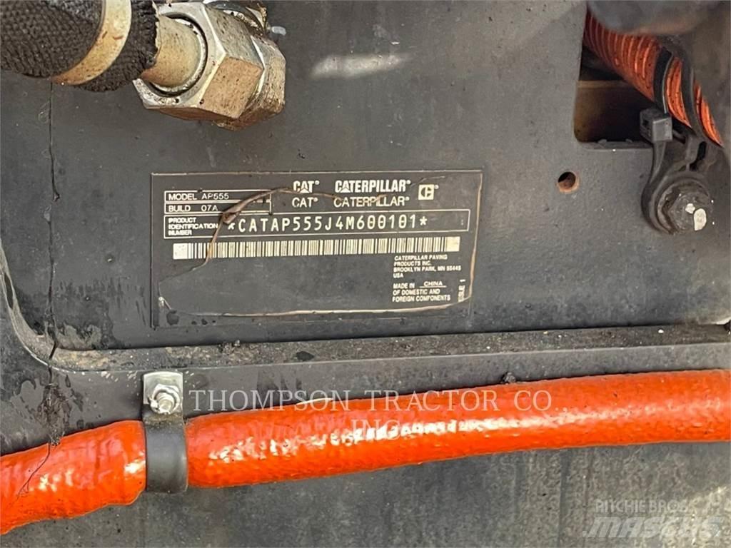 CAT AP555 Asfaltudlæggere