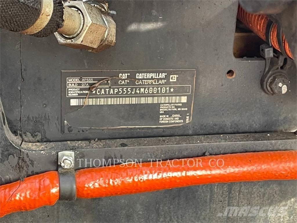 CAT AP555 Asfaltudlæggere