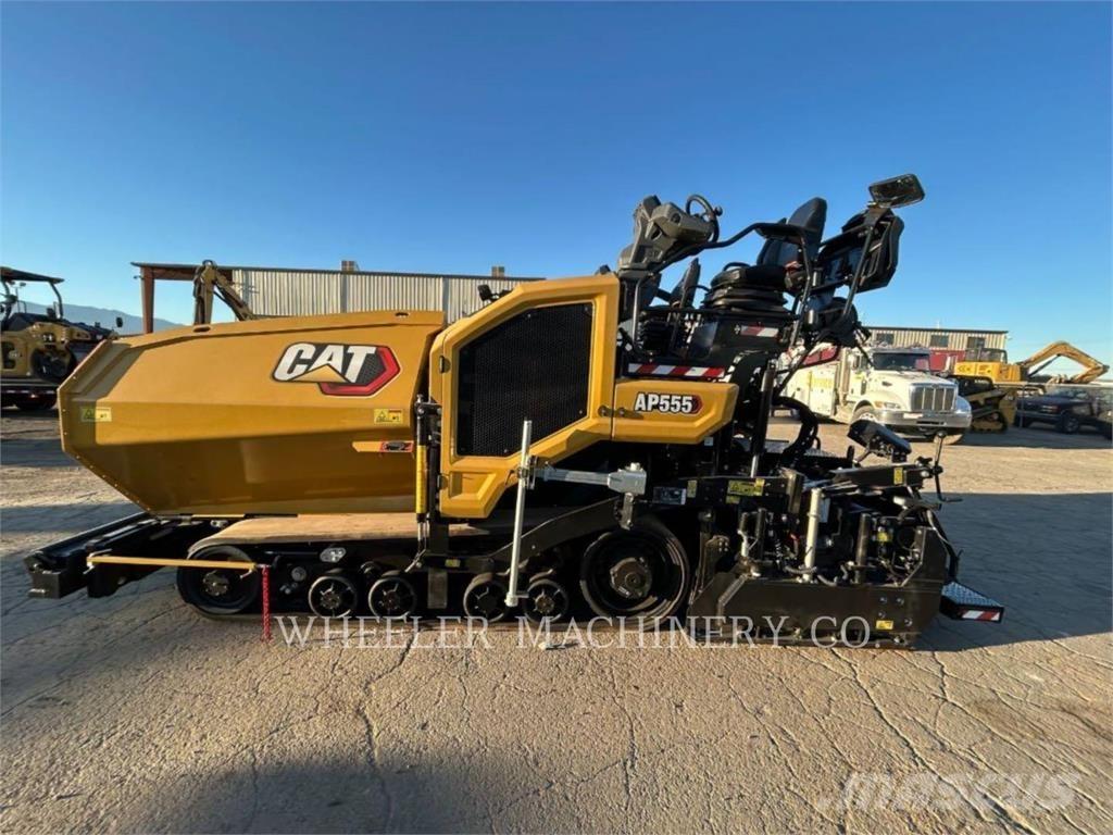CAT AP555 Asfaltudlæggere
