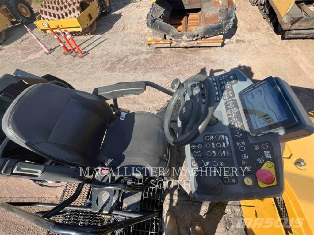 CAT AP555 Asfaltudlæggere