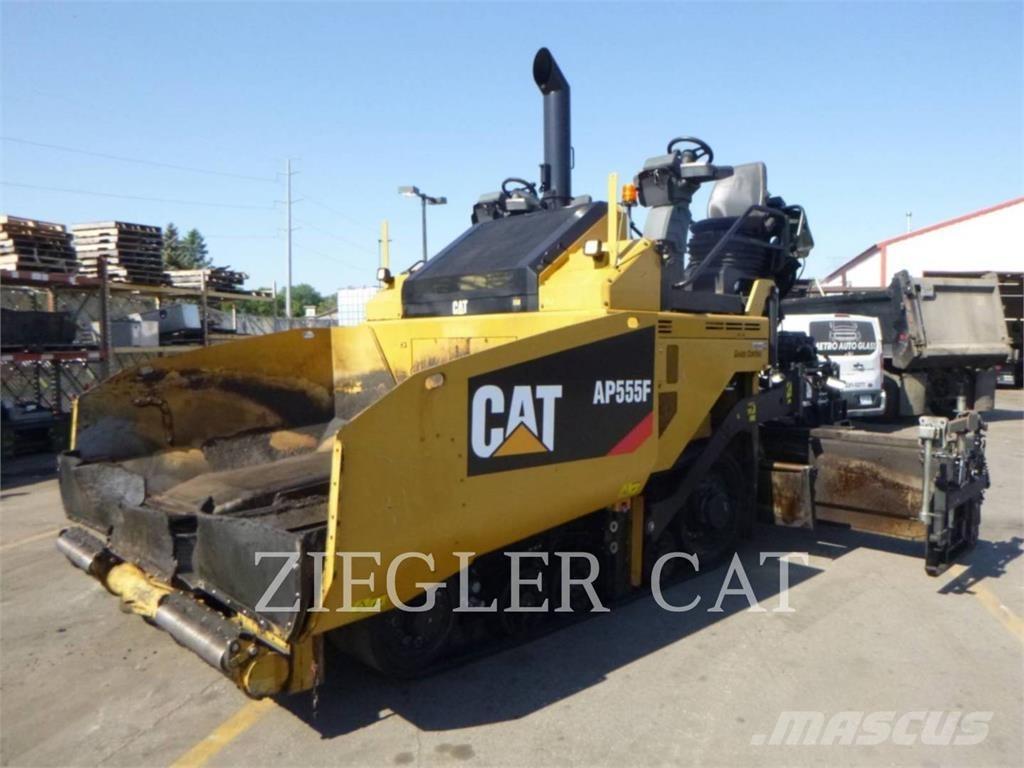 CAT AP555F Asfaltudlæggere