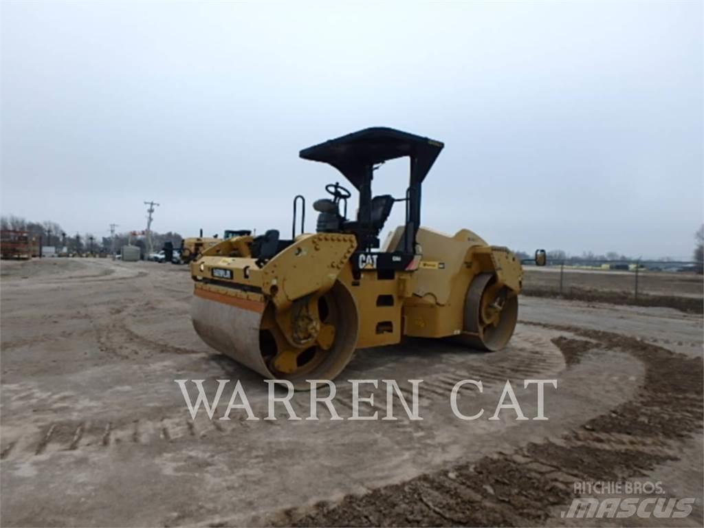 CAT CB64 Asfaltudlæggere
