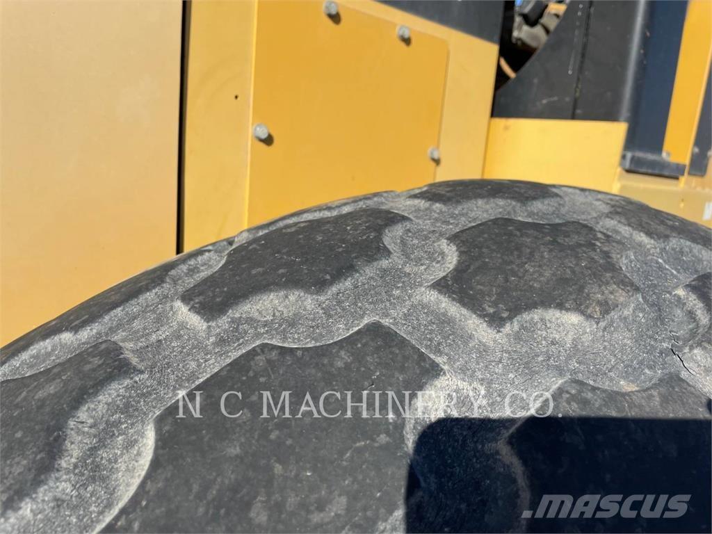 CAT CS54 Asfaltudlæggere