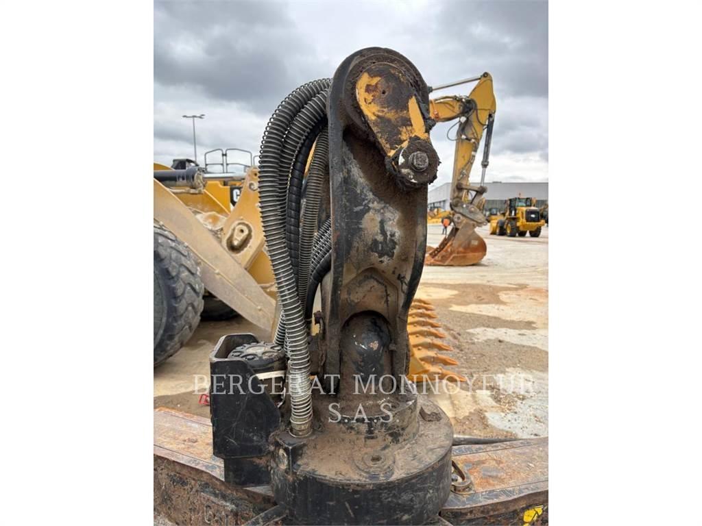 CAT MH3024-1 Gravemaskiner på hjul