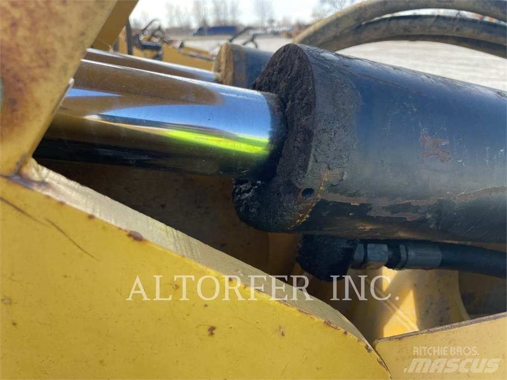 CAT TS180 Skrabere