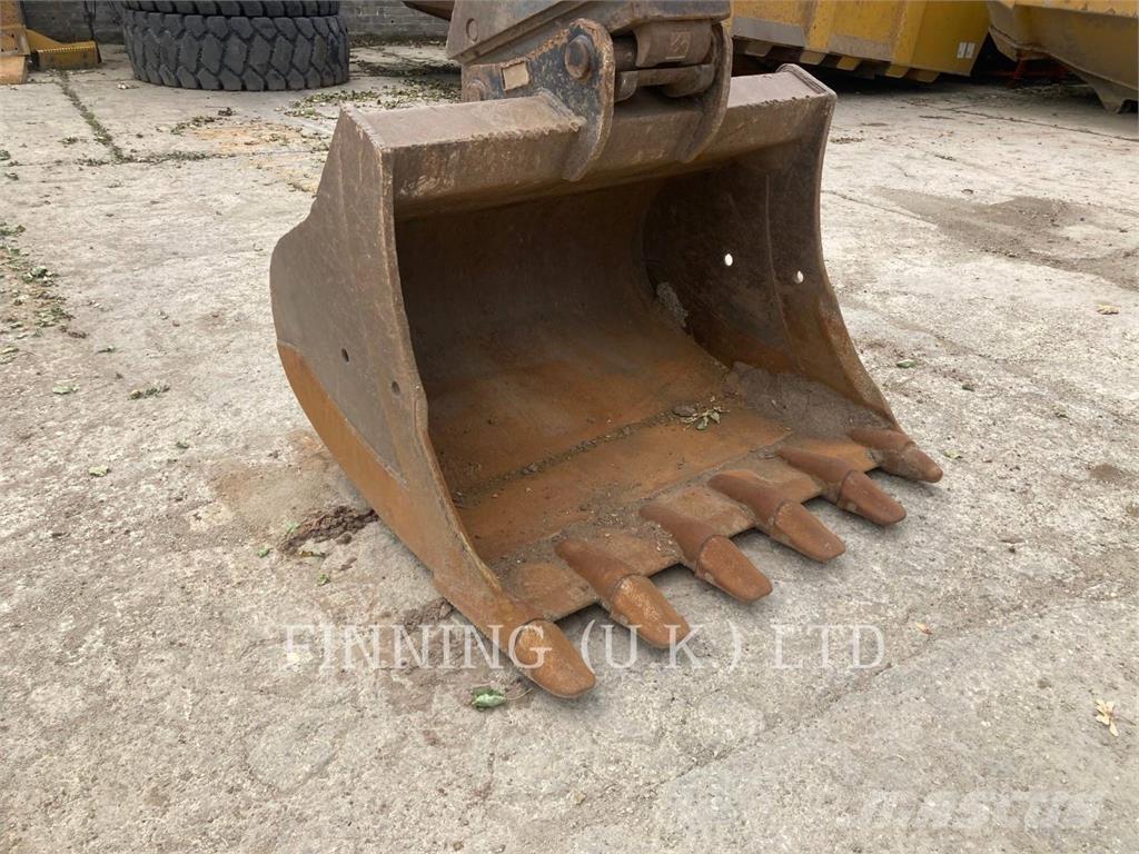 Komatsu PC210-11E0 Gravemaskiner på larvebånd