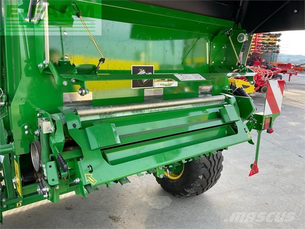 John Deere V451 M Pressere til firkantede baller