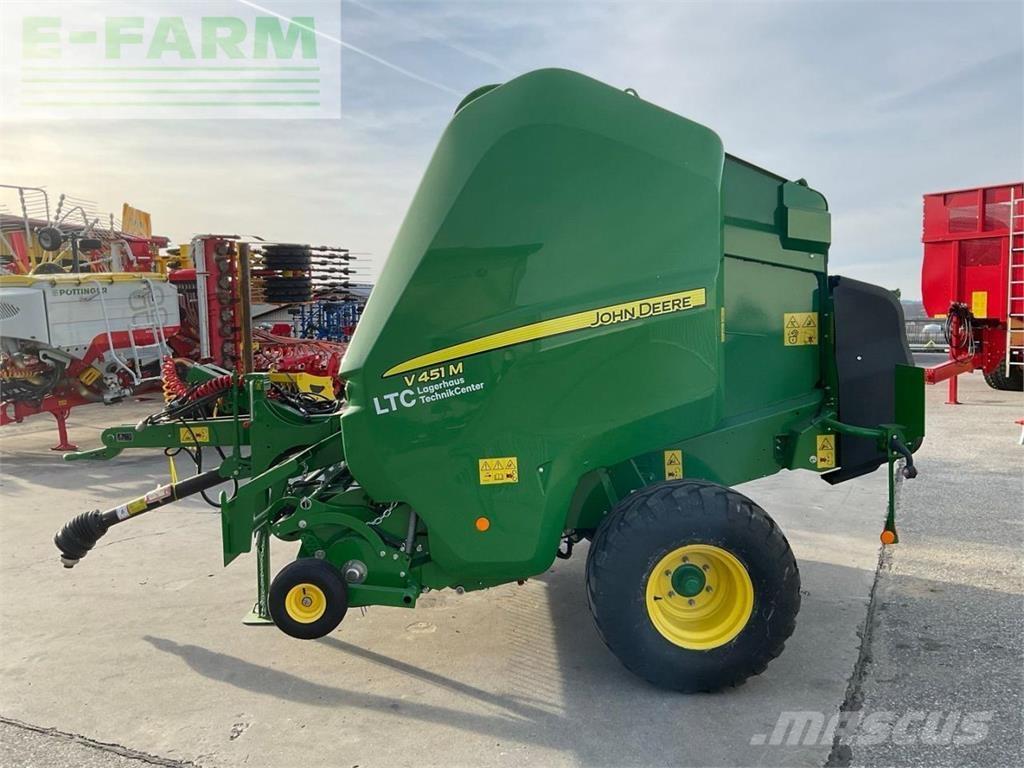 John Deere V451 M Pressere til firkantede baller