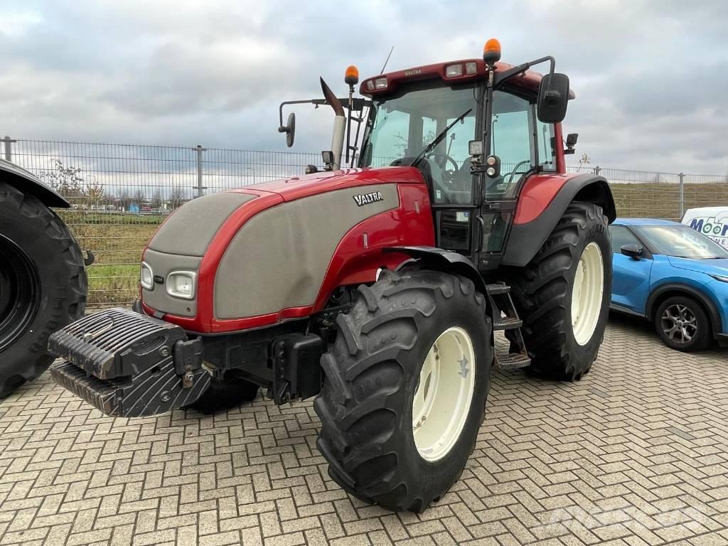 Valtra T120 tractor Traktorer