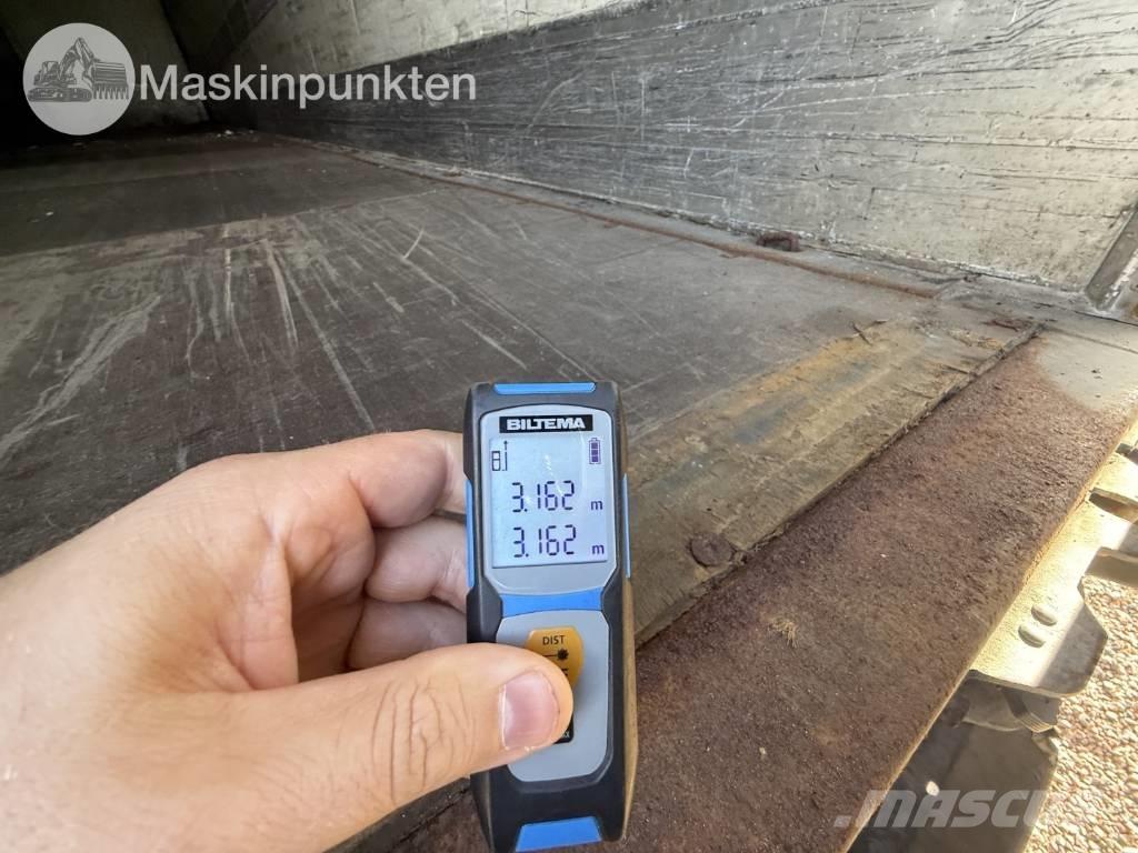 Schmitz SKO 24 Semi-trailer med fast kasse