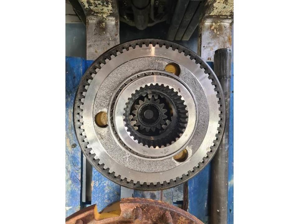 CAT 735 Gear