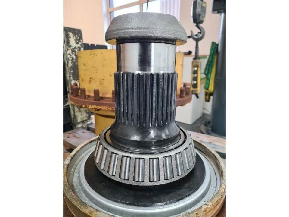 CAT 735 Gear