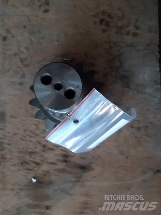 CAT D7F Gear
