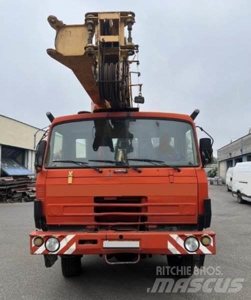 Tatra 815 AD20 T Lastbil med kran