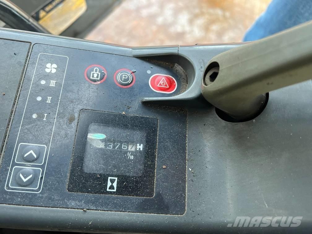 JCB JS 240 LC Gravemaskiner på larvebånd