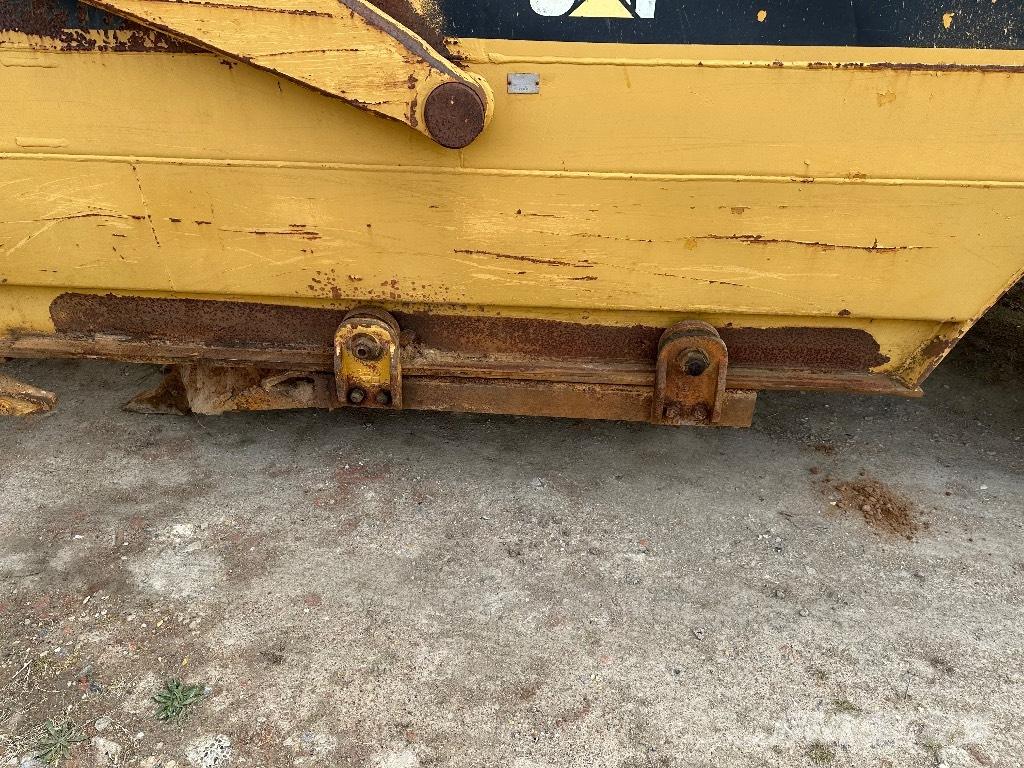CAT 615 Skrabere
