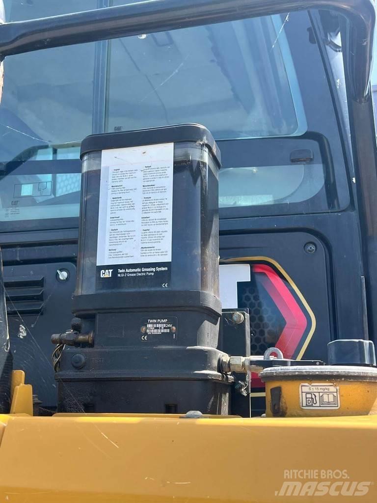 CAT 730 Knækstyrede dumpere