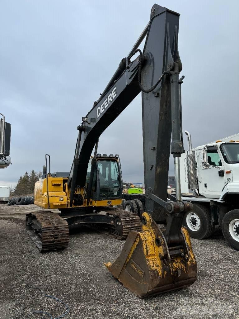DEERE 210G LC Gravemaskiner på larvebånd