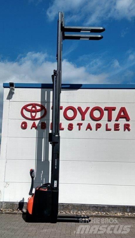 Toyota BT SWE145L Gaffelstabler med gående fører