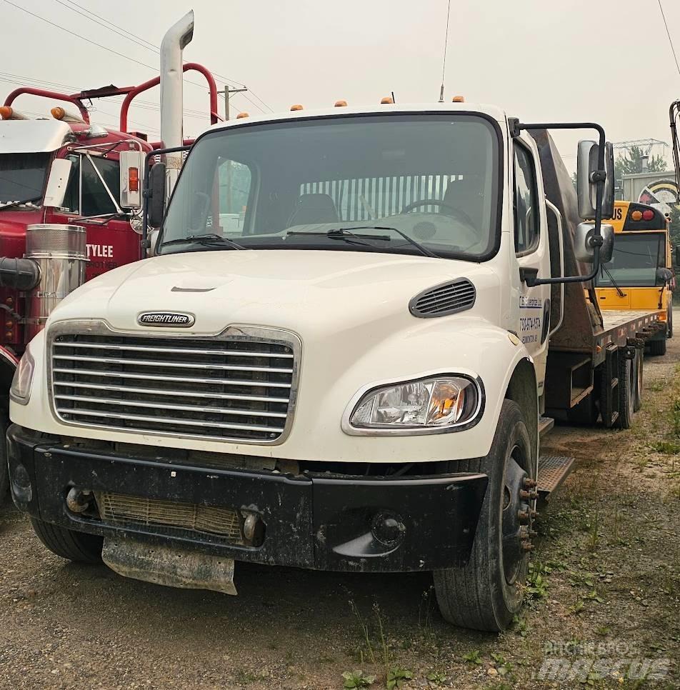 Freightliner M2 Lastbil med lad/Flatbed