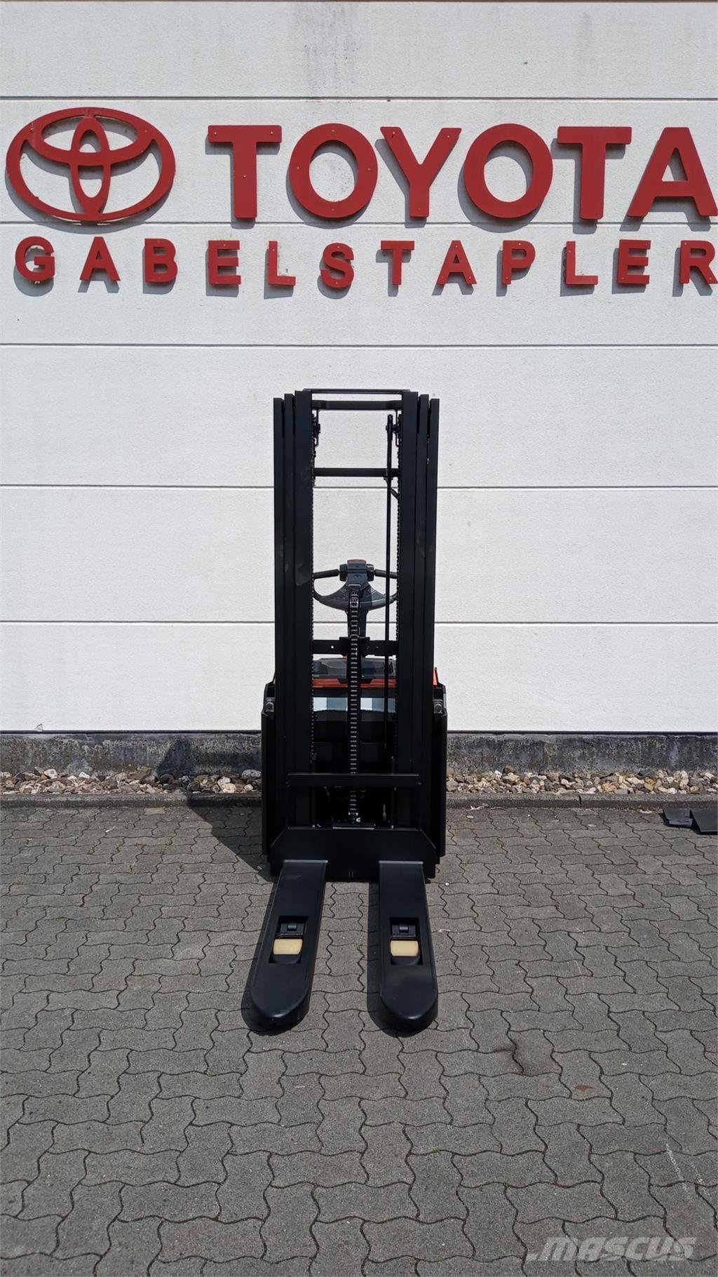 Toyota SWE140L Selvkørende stablere