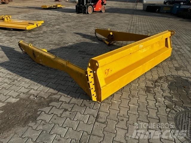 CAT 725 TAIL GATE Terrængående lastbiler
