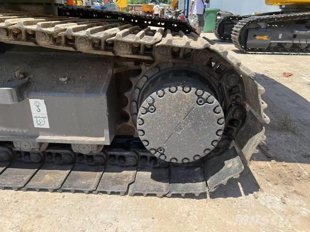 Komatsu 220 Gravemaskiner på larvebånd