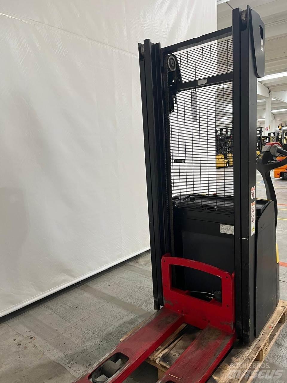 Hyster S1.2 Gaffelstabler med gående fører
