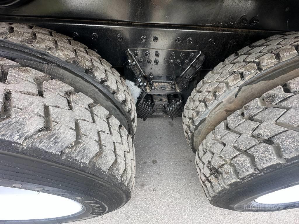 International 7500 Slamsuger