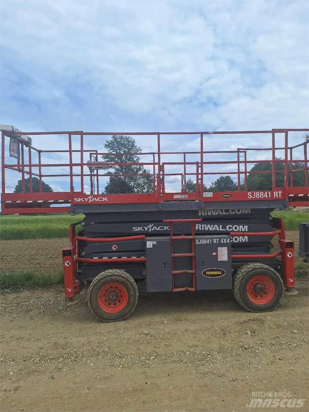 SkyJack 8841RT Saxlifte
