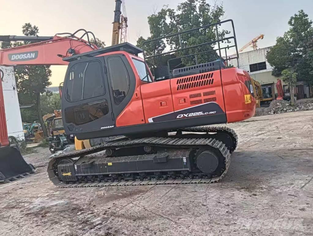 Doosan DX 225 LC Gravemaskiner på larvebånd