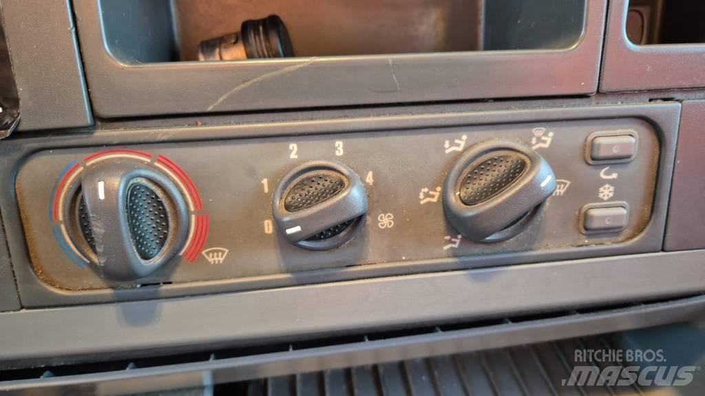 Iveco AD190T33W Lastbiler med tip