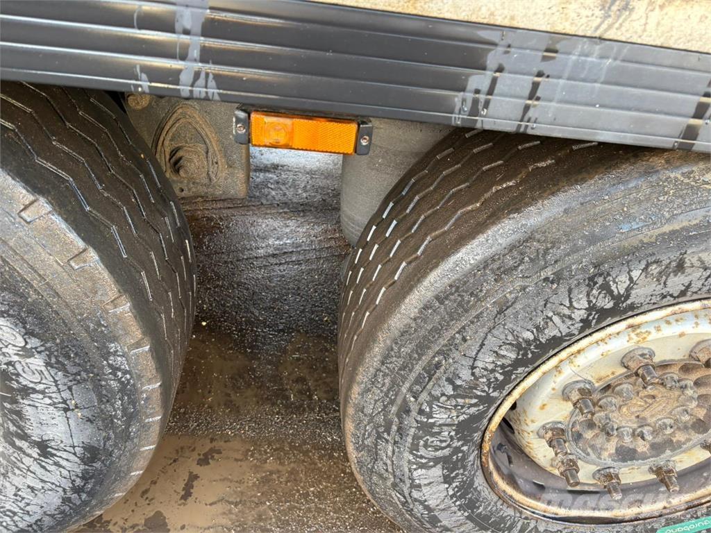 Krone 3aks Semi-trailer med Gardinsider