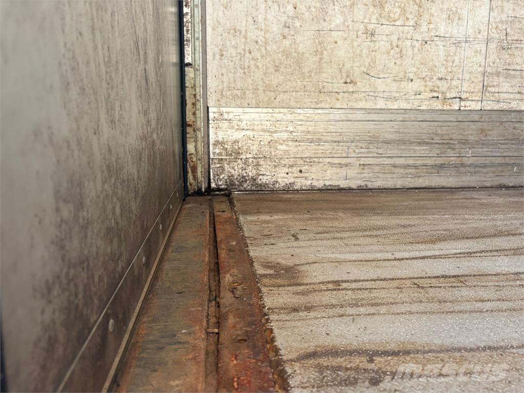 Schmitz 3aks Semi-trailer med fast kasse