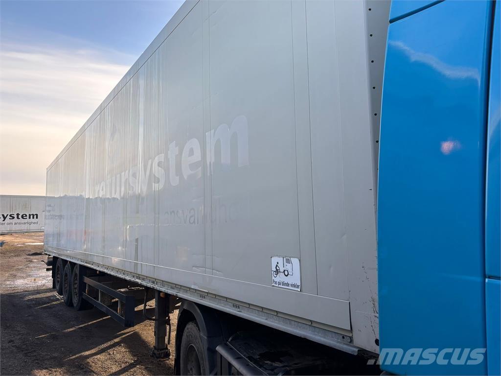Schmitz 3aks Semi-trailer med fast kasse