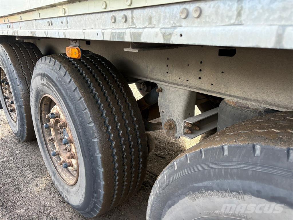 Schmitz 3aks Semi-trailer med fast kasse