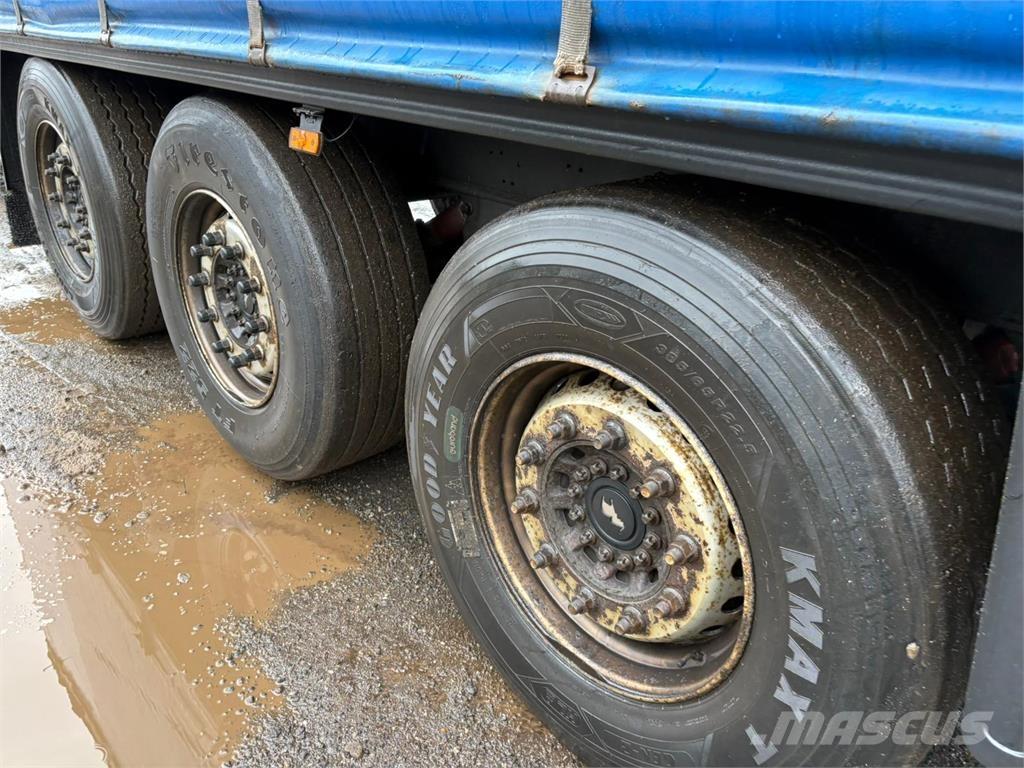 Schmitz 3aks Semi-trailer med Gardinsider