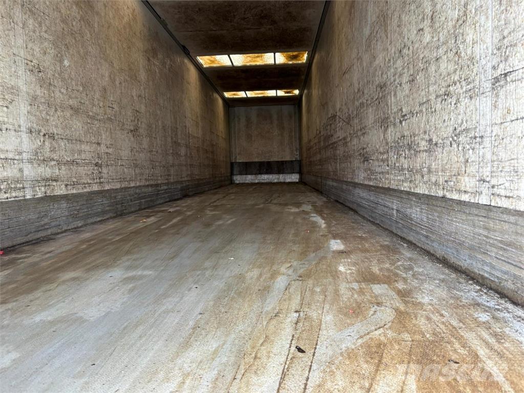 Schmitz 3aks Semi-trailer med fast kasse