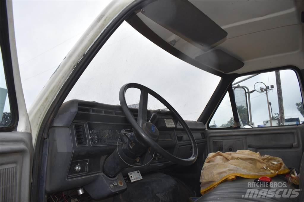 Ford F800 Lastbil med kran
