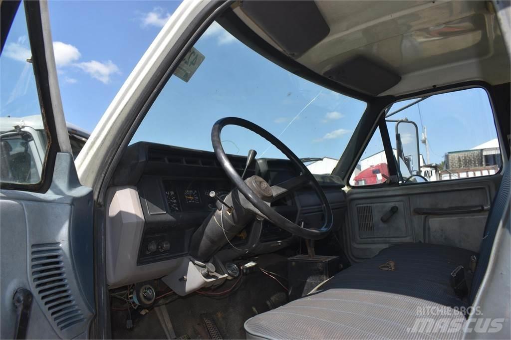 Ford F800 Lastbiler med tip
