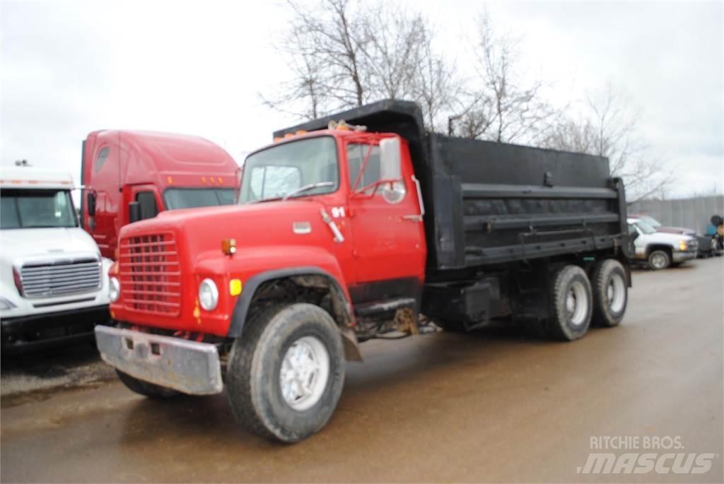 Ford L8000 Lastbiler med tip