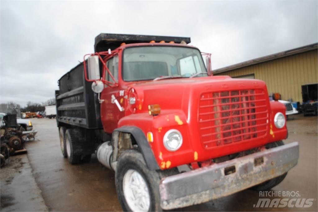 Ford L8000 Lastbiler med tip
