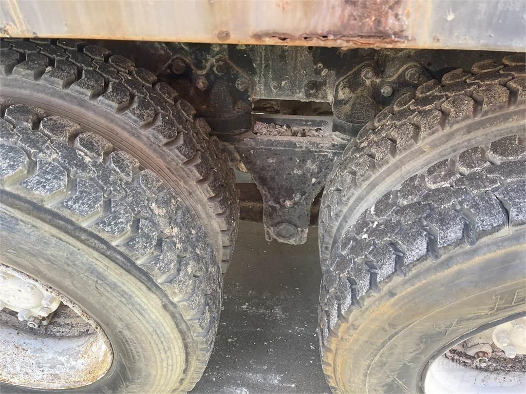 Ford L8000 Lastbiler med tip